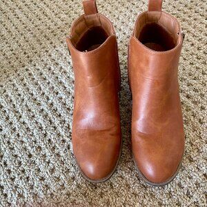 Jeossy Milan Women's Ankle Bootie, size 9